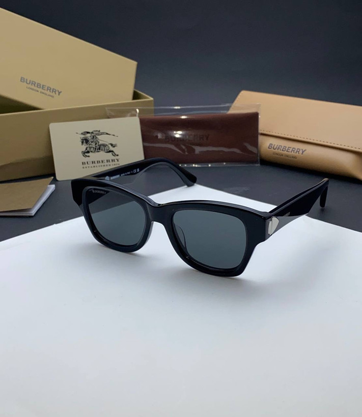 BURBERRY BE4445