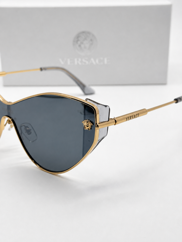 عینک آفتابی زنانه ورساچه مدل گربهای با فریم فلزی طلایی، لوگوی مدوسا و حک Versace روی دستهها، مناسب صورت بیضی، گرد، کشیده و زاویهدار
